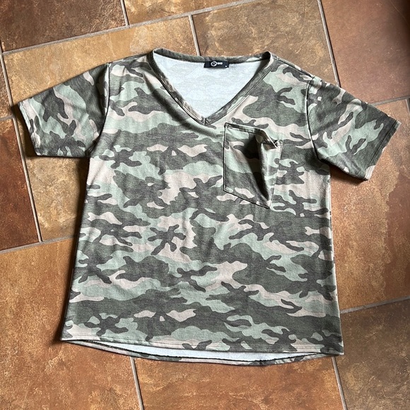 Tops - Women’s Camouflage Top with Slouchy Pocket
